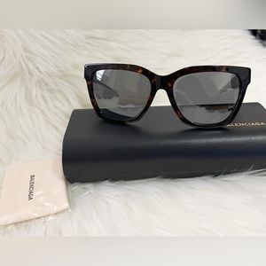 Balenciaga woman sunglasses